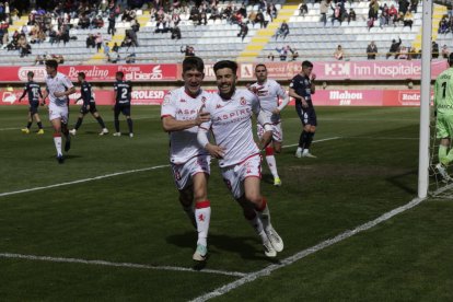 Aarón Rey felicita a Martín Solar al transformar en sendos goles los dos penaltis lanzados.