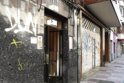 Portal de la vivienda en la que ocurrió el crimen.