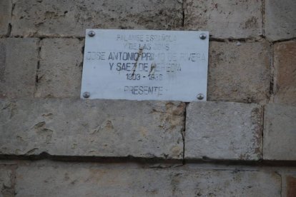 Cartel en la fachada de la iglesia de San Marcelo.