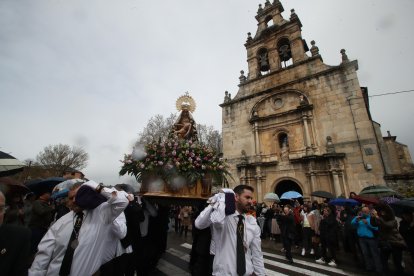 Imágenes de la procesión de la Virgen de las Angustias, en el Lunes de Pascua en Cacabelos.