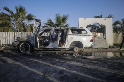 El coche destruído en el que viajaban los trabajadores del World Central Kitchen (WCK).