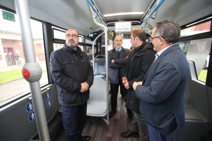 Morala, Alonso y Carlos Fernández, en la presentación de los dos nuevos autobuses.