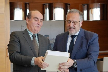 El Procurador del Común de Castilla y León, Tomás Quintana, entrega al presidente de las Cortes de Castilla y León, Carlos Pollán, el informe anual relativo a la actividad de la institución durante 2023.