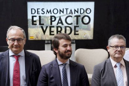 El vicepresidente de la Junta de Castilla y León, Juan García-Gallardo, junto al consejero de Agricultura, Gerardo Dueñas (d), inaugura el Foro 'Desmontando el Pacto Verde' que contará con la participación de representantes del sector agroganadero y de la industria alimentaria de la comunidad, este miércoles. Nacho Gallego