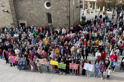 Vecinos de Bembibre concentrados en la plaza del Ayuntamiento.