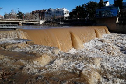 El río Bernesga a su paso por León, en una imagen de archivo.