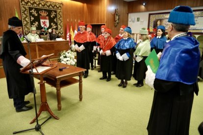 Ceremonia de investidura como doctores Honoris Causa de la Universidad de León de Manuel Atienza Rodríguez, Dionisio Llamazares Fernández y Laura María Lechuga Gómez