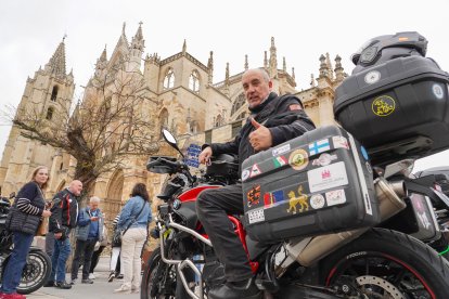 Anselmo Tascón, socio de Moteros Solidarios, inicia el viaje solidario.