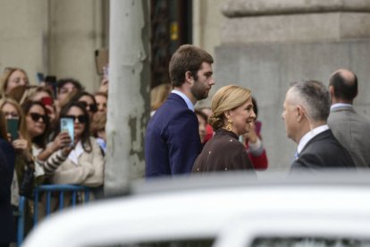 La infanta Cristina de Borbón, acompañada por su hijo mayor Juan Valentín Urdangarín (c-i), a su llegada este sábado a la iglesia de San Francisco de Borja de Madrid para asistir al matrimonio del alcalde de Madrid, José Luis Martínez-Almeida, y Teresa Urquijo.