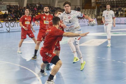 Triunfo del Ademar ante Huesca.