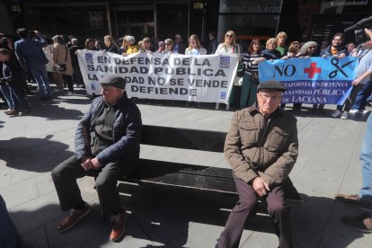 Un momento de la concentración desarrollada este domingo en el centro de Ponferrada en defensa de la sanidad pública.