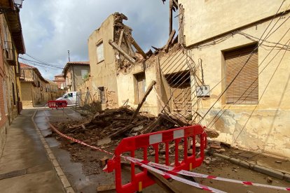 Casa derrumbada este domingo en la calle San Isidro de Valderas, en pleno casco histórico