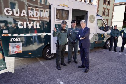 El director general de la Guardia Civil, Leonardo Marcos, presenta en León las nuevas oficinas móviles de atención a la ciudadanía y al peregrino