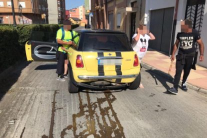 Imagen tomada segundos después de la agresión, con el procesado con el bate todavía en la mano