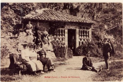 Estampa del balneario de Boñar y algunos de sus clientes a principios del siglo XX