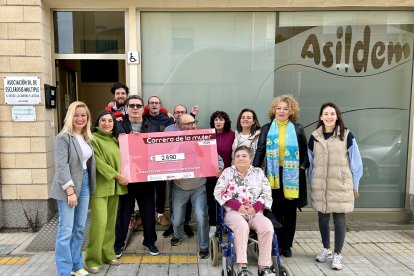 Las concejalas Alexandra Rivas y Eva González entregaron la recaudación de la Carrera de la Mujer a Asildem.