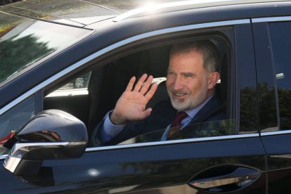 El rey Felipe VI sale tras su visita a la reina Sofía que permanece ingresada en la clínica Ruber InternacionaL.