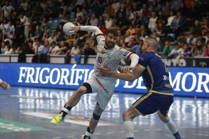 Rodrigo Pérez, en una acción del partido ante Cangas.