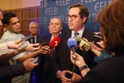 Juan María Vallejo y Antonio Garamendi durante la asamblea de la Fele.