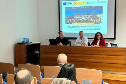 David Pacios, centro, y Lidia Coca, en la reunión con las asociaciones de comerciantes de Ponferrada.