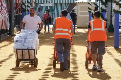 Últimos preparativos en el ferial y las casetas de la Feria de Abril este sábado.