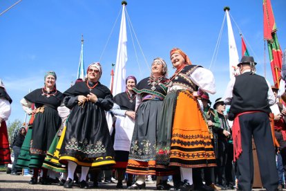 León acoge un desfile de pendones.