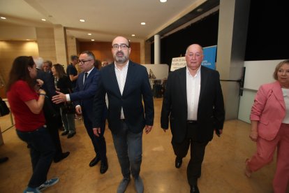 Marco Morala, con el presidente del Centro Galicia de Ponferrada, Flaminio González.