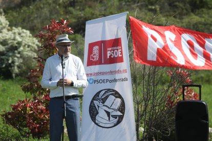 Olegario Ramón, durante el homenaje del PSOE de Ponferrada a las víctimas del franquismo