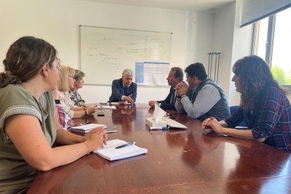 Un momento de la reunión mantenida esta mañana entre la Junta y la Mancomunidad de Santa María del Páramo.