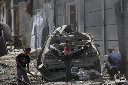 Un hombre palestino con sus dos hijos. EFE/EPA/MOHAMMED SABER