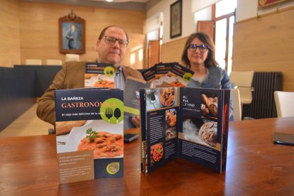 El alcalde de La Bañeza y la técnico de Turismo presentaron la Guía Gastronómica de la ciudad