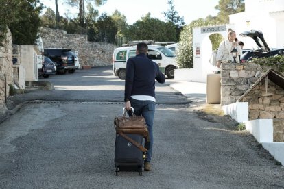 Una persona arrastra una maleta en Ibiza.