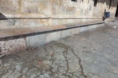 Un rincón del Húmedo junto a la Playa Mayor lleno de orines.