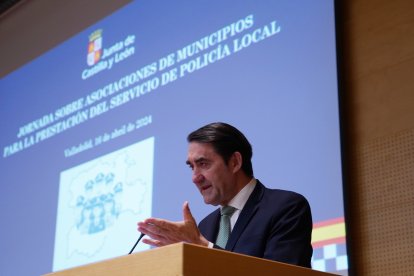 El consejero de Medio Ambiente, Vivienda y Ordenación del Territorio, Juan Carlos Suárez-Quiñones, inaugura la jornada sobre Asociaciones de Municipios para la Prestación del Servicio de Policía Local.