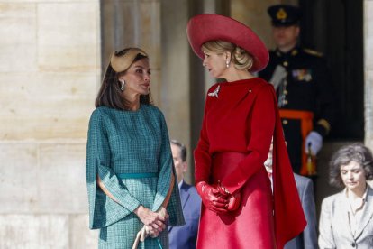 La reina Máxima de los Países Bajos (d) conversa con la reina de España, Letizia, durante la ceremonia de bienvenida de los reyes de Países Bajos a la pareja real española.