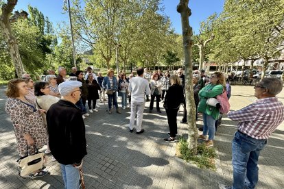 Imagen de la reunión con los vecinos de Navaliegos.