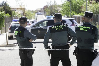 Imagen de archivo de agentes de la Guardia Civil a la entrada de la urbanización Medina Azahara en la localidad de Chiloeches en Guadalajara donde un matrimonio, de 52 años cada uno, y su hija, de 22 años, fueron asesinados. EFE/ Pepe Zamora