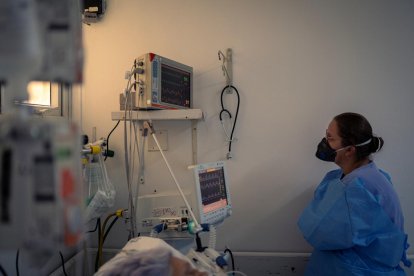 Una enfermera trabaja en la Unidad de Cuidados Intensivos (UCI) del Hospital Centenario, en Sao Leopoldo (Brasil). EFE/ Daniel Marenco