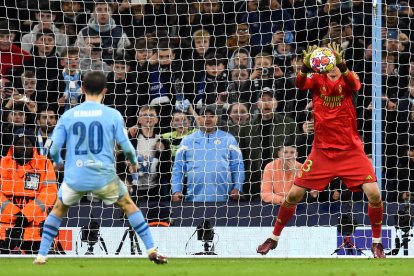 El portero del Real Madrid Andriy Lunin detiene el penalti a Bernardo Silva. EFE/EPA/PETER POWELL