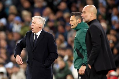 El entrenador del Real Madrid Carlo Ancelotti (I) y el del Manchester City Pep Guardiola durante el partido de la UEFA Champions League que han jugado Manchester City y Real Madrid en Manchester, Reino Unido EFE/EPA/ADAM VAUGHAN