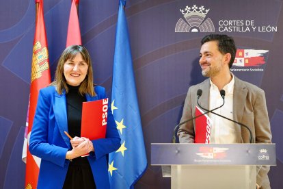 Los procuradores socialistas por León, Diego Moreno y Yolanda Sacristán, informan en rueda de prensa sobre la iniciativa que el GPS defenderá en las Cortes de Castilla y León para la protección, la promoción y el uso del leonés.