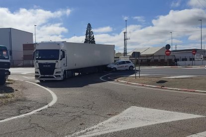 El choque entre un camión y un turismo se ha producido esta misma mañana.