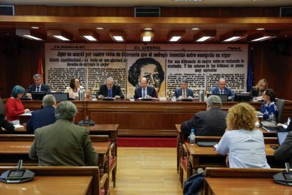 MADRID, 17/04/2024.- El presidente de la comisión, Pío García Escudero (c), durante la comparecencia del catedrático de derecho constitucional de la Universidad Carlos III, Luis López Guerra, en la comisión conjunta Constitucional-Justicia del Senado que tramita la proposición de ley orgánica de amnistía, este miércoles en Madrid. EFE/ Zipi Aragón