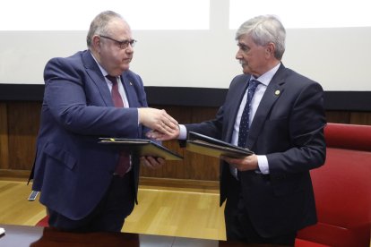 El consejero de Sanidad, Alejandro Vázquez Ramos, y el rector de la Universidad de León, Juan Francisco García Marín.