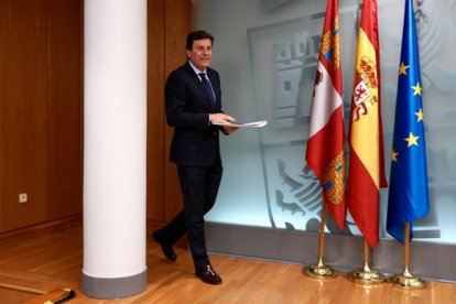 El consejero de Economía y Hacienda y portavoz, Carlos Fernández Carriedo, comparece en rueda de prensa posterior al Consejo de Gobierno.