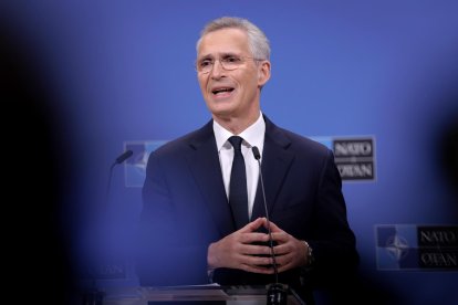 El secretario general de la OTAN, Jens Stoltenberg, comparece ante los medios informativos en Bruselas al término de la reunión del Consejo OTAN-Ucrania. EFE/EPA/Olivier Matthys