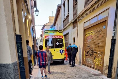 El ambulancia atendió esta mañana a dos personas en la calle Descalzos