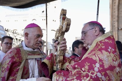 El obispo de León, Luis Ángel de las Heras, recibe en la Catedral el ‘Lignum crucis’ de Santo Toribio de Liébana en su peregrinación a Astorga tras la clausura del Año Santo Lebaniego