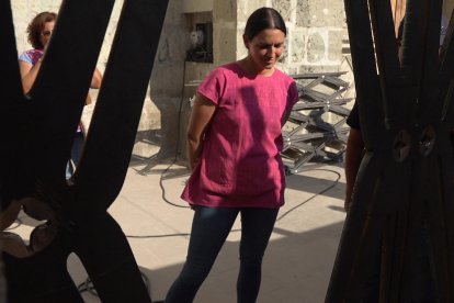 Sara López Ellitsgaard, hija del artista plástico mexicano Francisco Toledo, observa una obra de su padre en el templo de San Felipe Neri, este viernes en el estado de Oaxaca (México). EFE/ Jesús Méndez