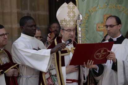 El obispo de Astorga, Jesús Fernández, recibe el Lignum Crucis de manos del obispo de Santander, Arturo Ros. María Fuentes.